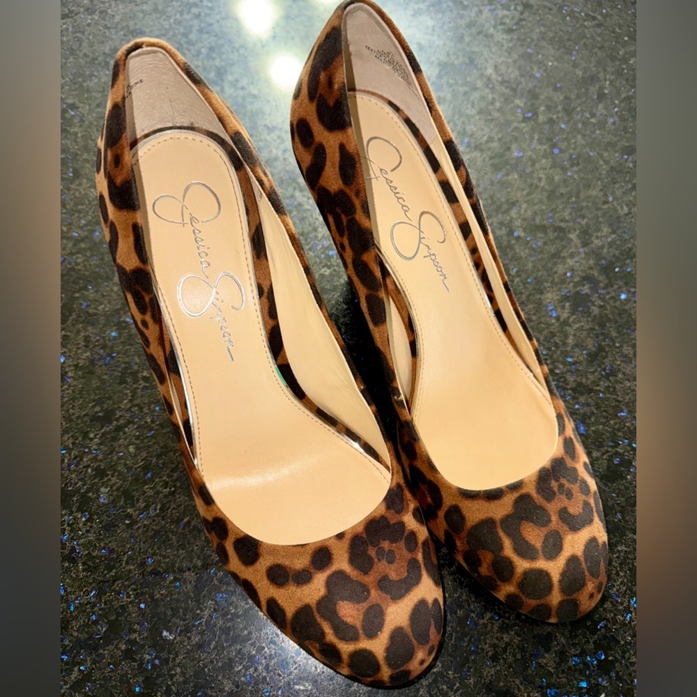EUC Jessica Simpson Women's Sexy Cash Slip On Wedge in Leopard Print
